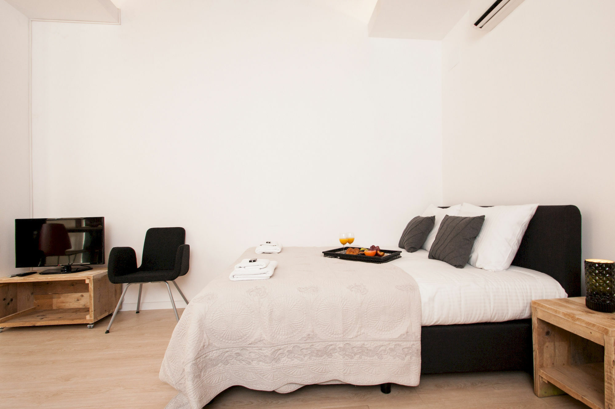 Short Stay Group Gracia Serviced Apartments Барселона Экстерьер фото